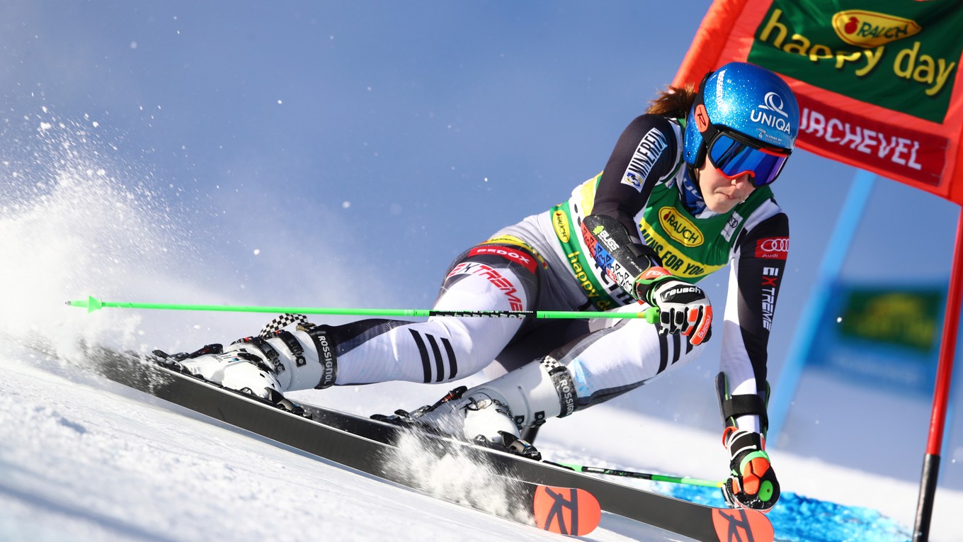 Petra Vlhová počas obrovského slalomu v Courcheveli 2020.