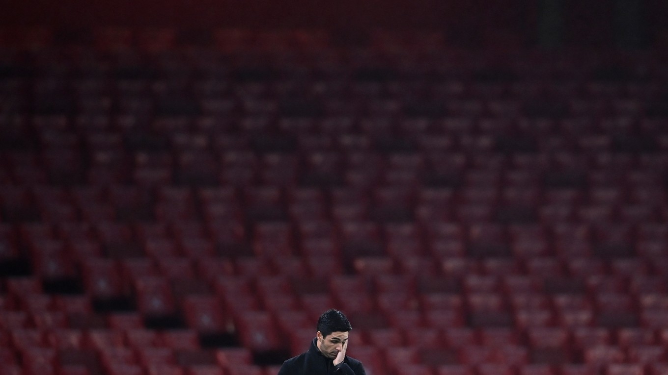 Tréner Arsenalu Mikel Arteta pred prázdnymi tribúnami.