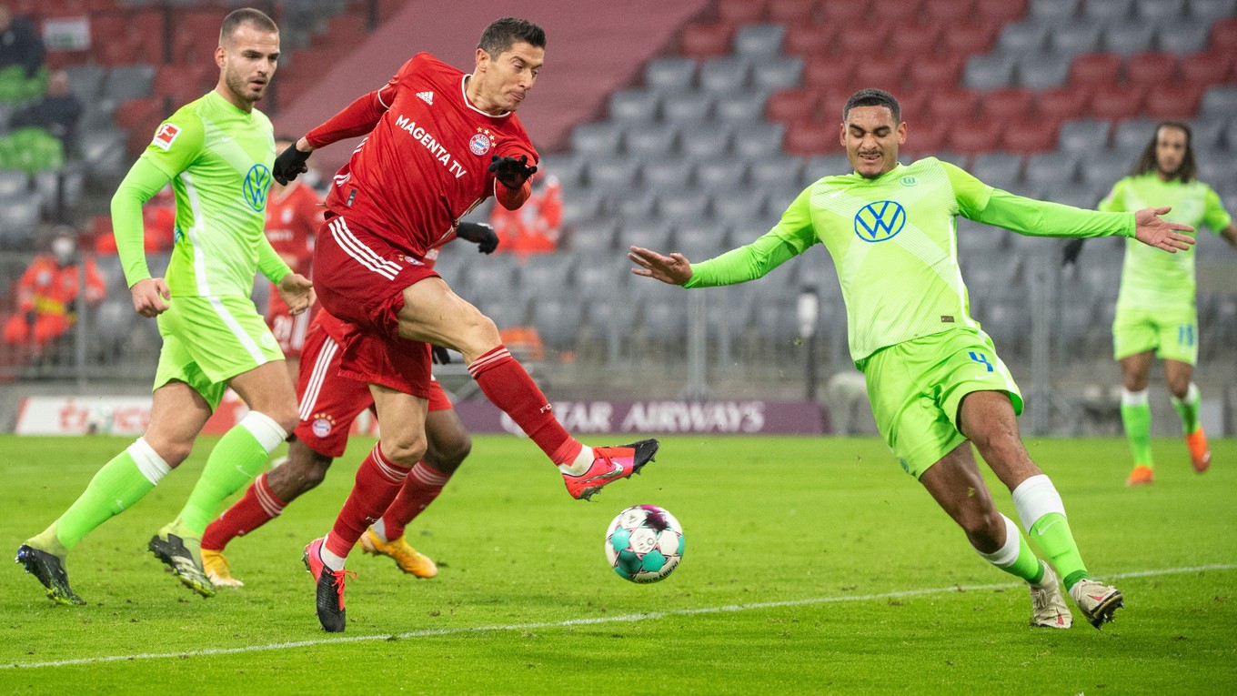 Poľský útočník Robert Lewandowski v zápase proti VfL Wolsburg.