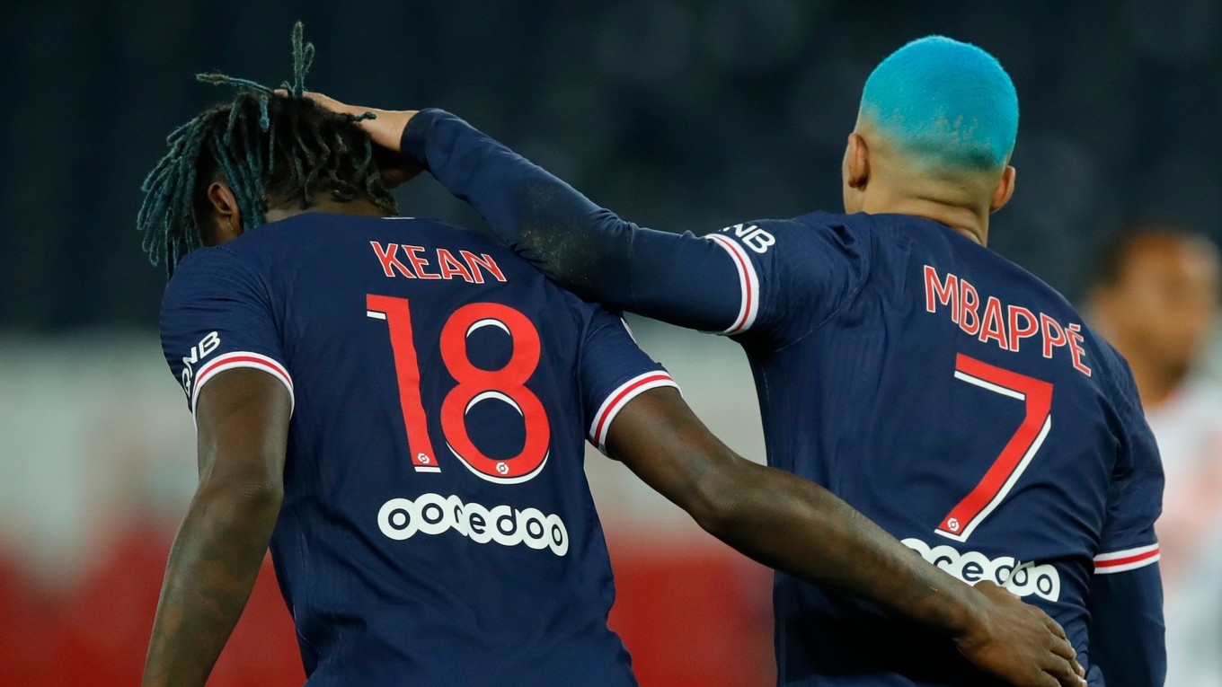 Futbalisti PSG - zľava Moise Kean a Kylian Mbappé.