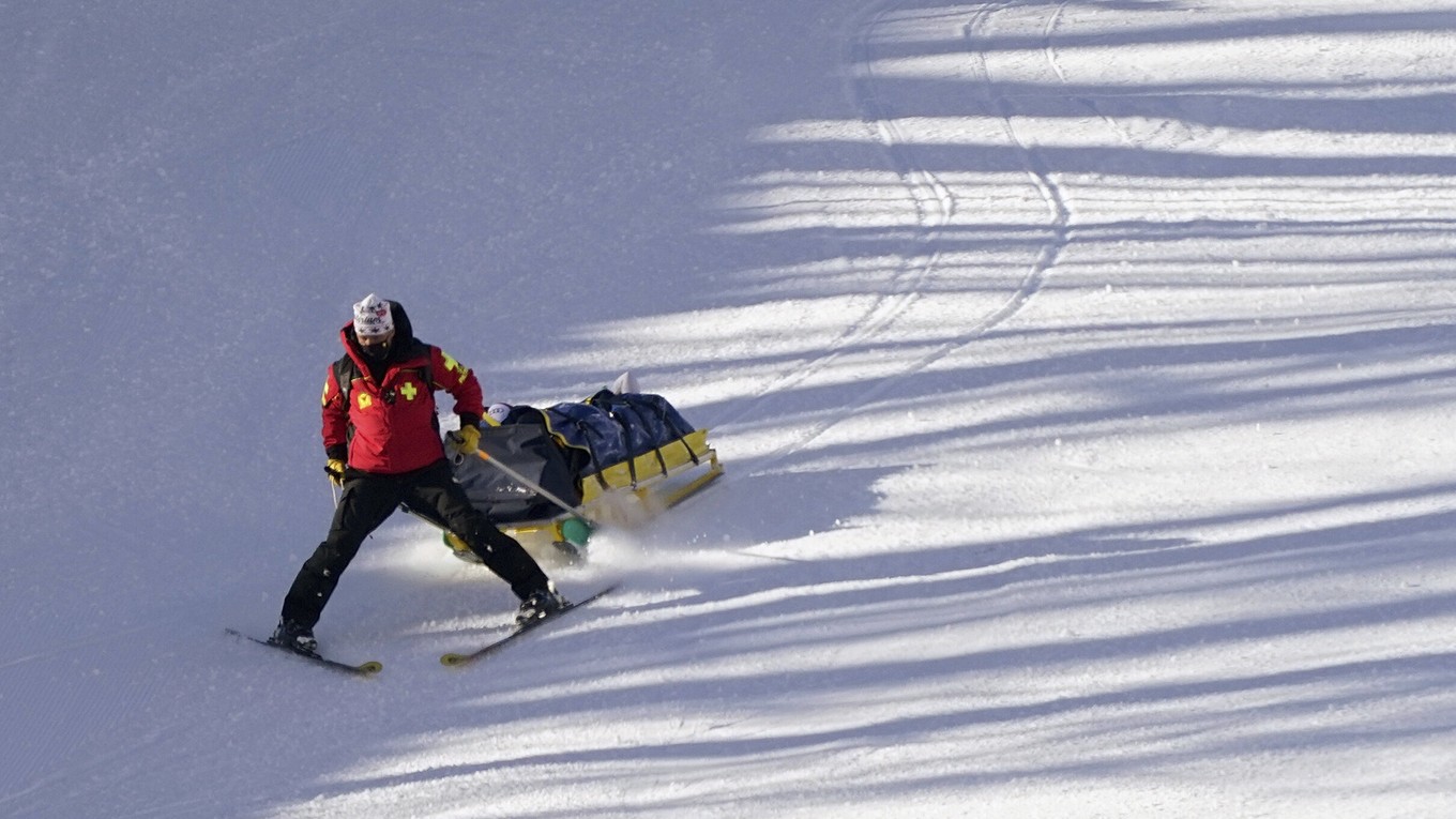 Rakúsku lyžiarku Nicole Schmidhoferovú odnášajú po páde počas zjazdu Svetového pohára vo francúzskom stredisku Val d'Isere.