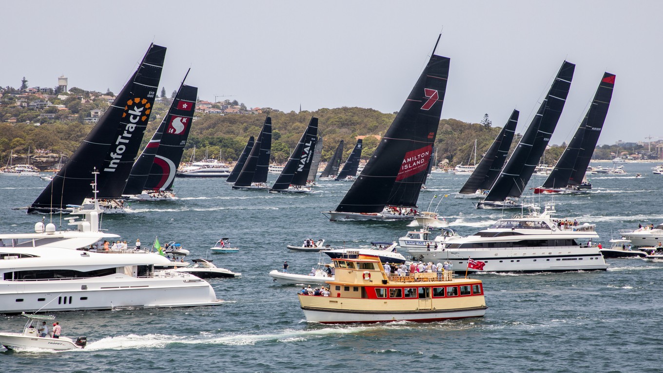Účastníci (vzadu) a divácka flotila (vpravo) počas štartu  75. ročníka tradičných jachtárskych pretekov Sydney-Hobart 26. decembra 2019 v Sydney.