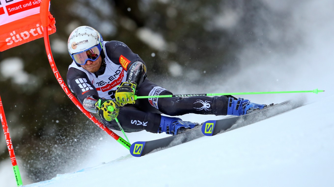 Adam Žampa počas obrovského slalomu v talianskom stredisku Alta Badia.