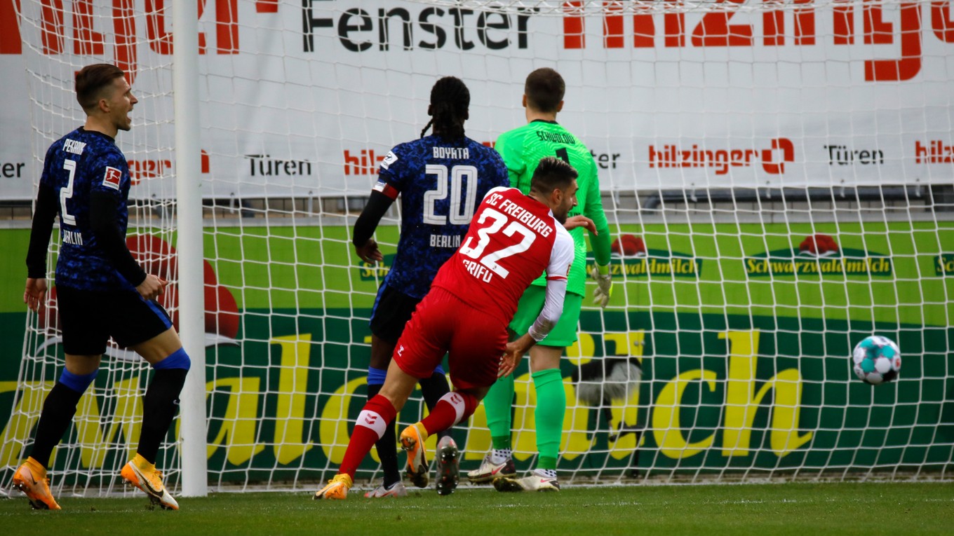 Peter Pekarík (vľavo) pri inkasovanom góle v zápase SC Freiburg - Hertha Berlín.
