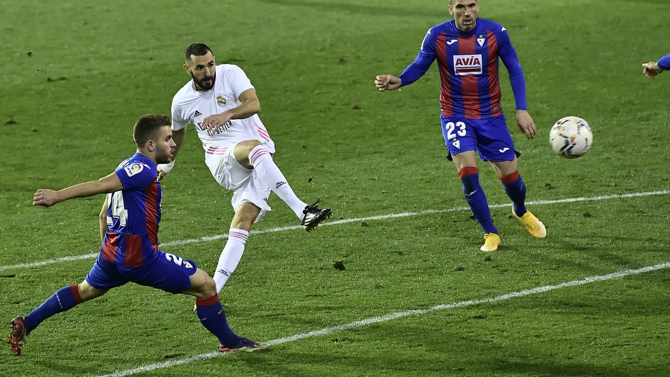 Karim Benzema (Real Madrid) strieľa gól do siete SD Eibar.