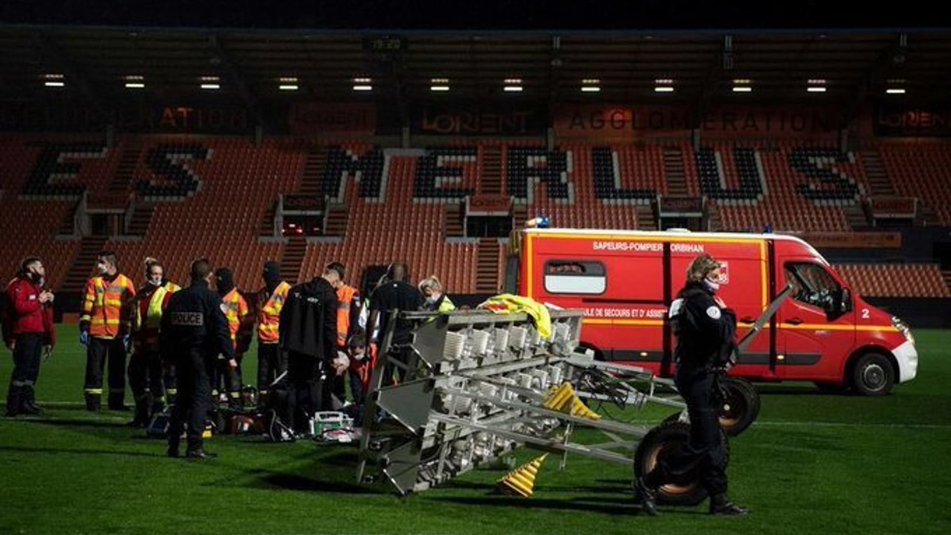 Osvetlenie, ktoré po zápase Ligue 1 Lorient - Rennes zabilo muža.