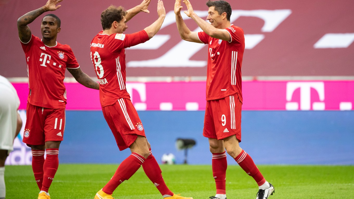 Robert Lewandowski (vpravo) v drese Bayernu Mníchov.