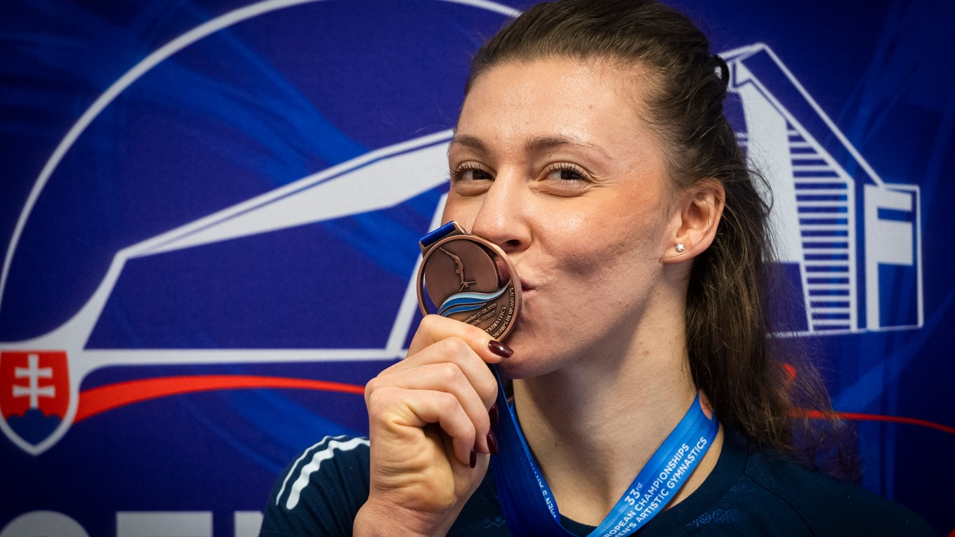 Barbora Mokošová pózuje s bronzovou medailou z ME 2020. 
