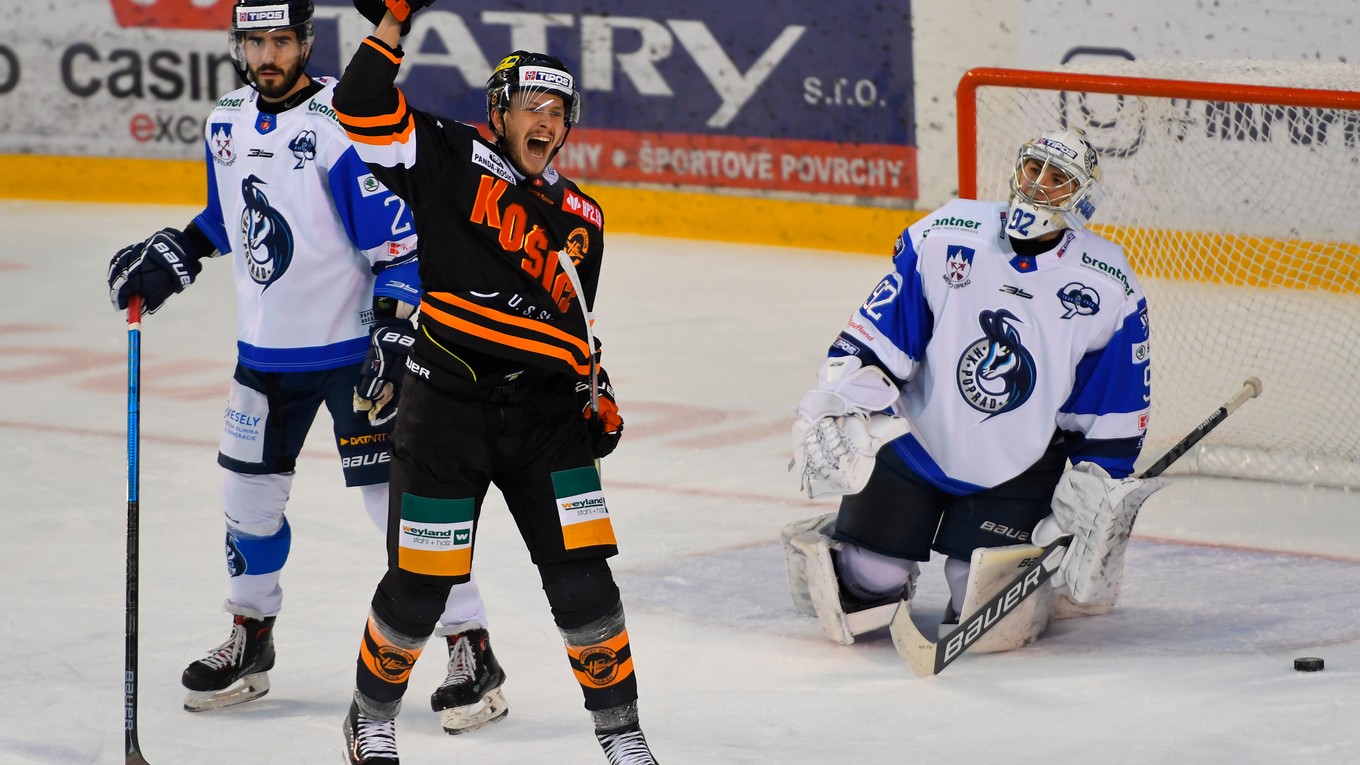 Obranca Jurij Repe (vľavo) už nie je súčasťou popradského kádra.