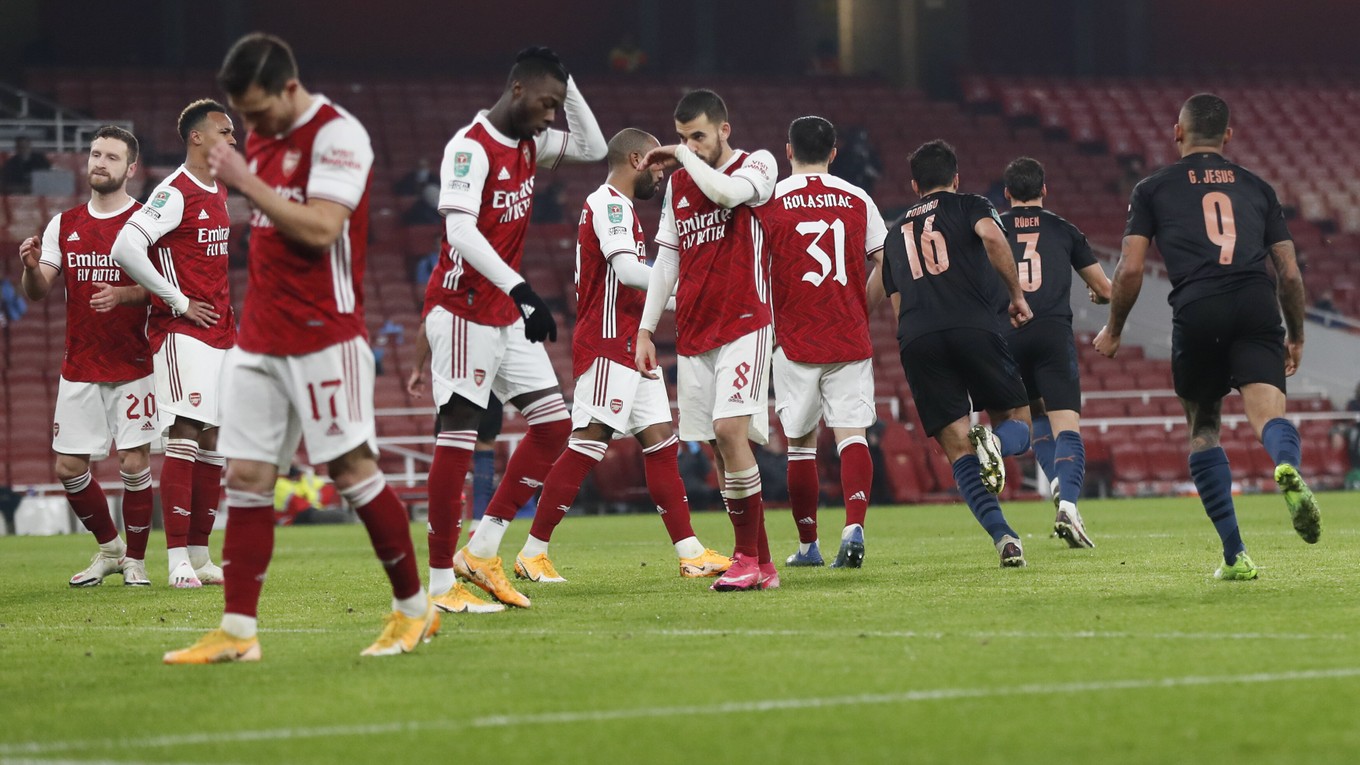 Smutní hráči Arsenalu po góle Riyada Mahreza.
