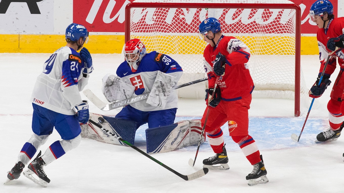Adam Raška a Šimon Latkóczy v príprave pred MS U20 v hokeji 2021.