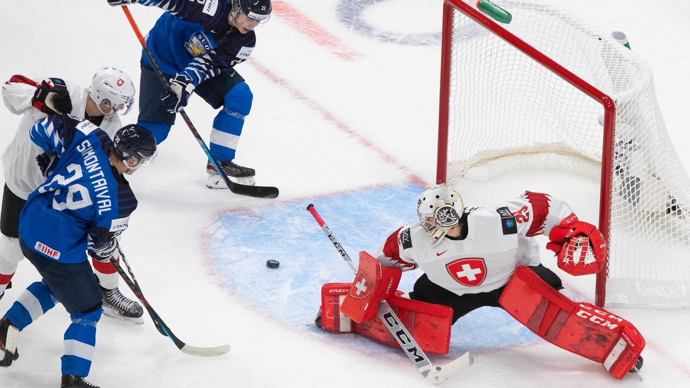 Momentka zo zápasu Fínsko - Švajčiarsko, MS v hokeji do 20 rokov 2021.