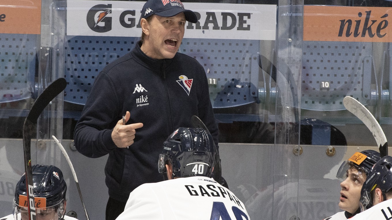 Na snímke tréner bratislavského Slovana Roman Stantien.