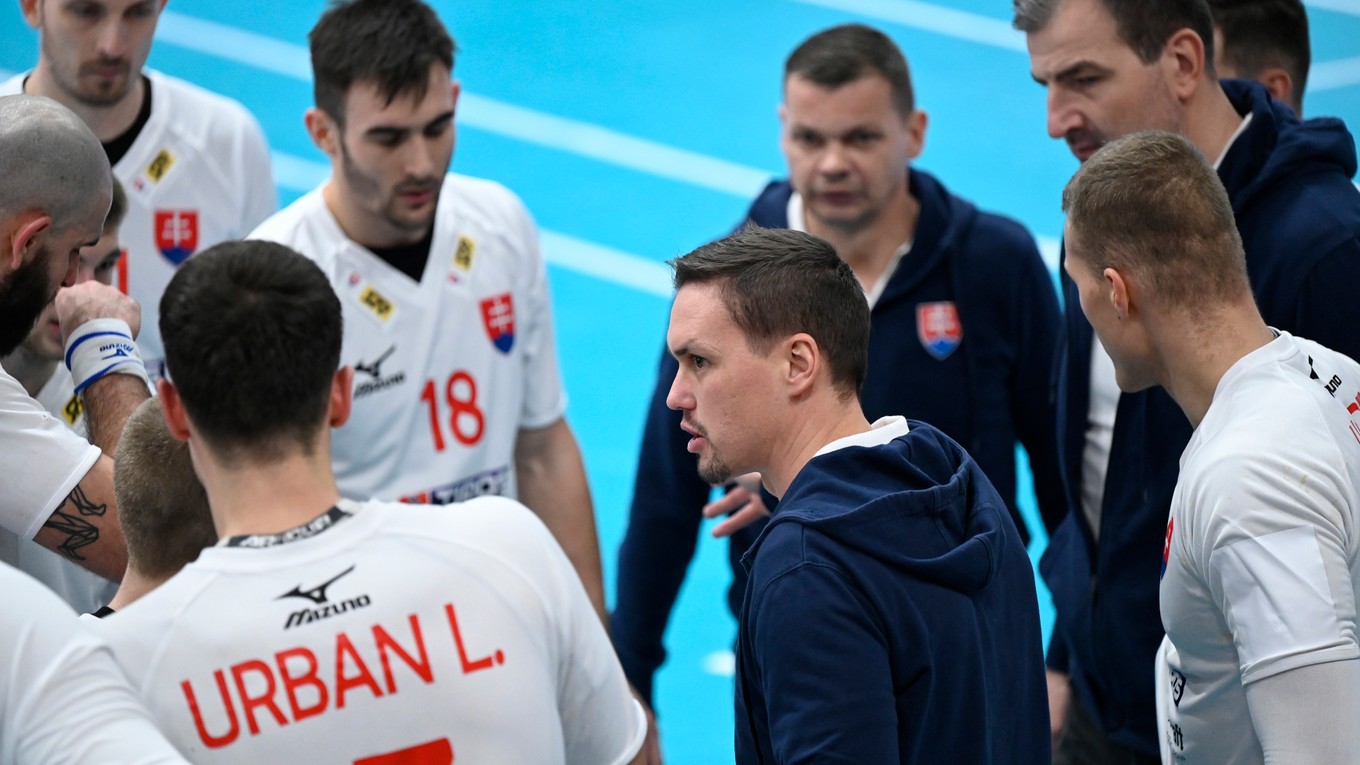 Reprezentačný tréner Slovenska Peter Kukučka sa prihovára k hráčom.
