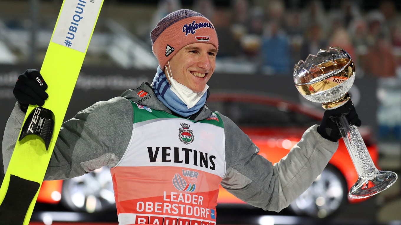 Nemecký skokan na lyžiach Karl Geiger s víťaznou trofejou. 