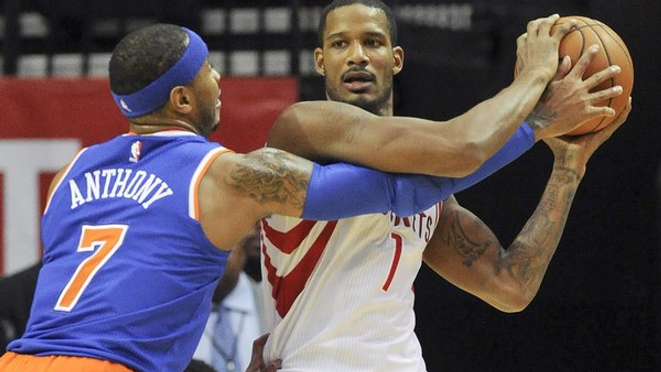 Basketbalista New Yorku Knicks Carmelo Anthony (vľavo) sa pokúša obrať o loptu Trevora Arizu z Houstonu Rockets.