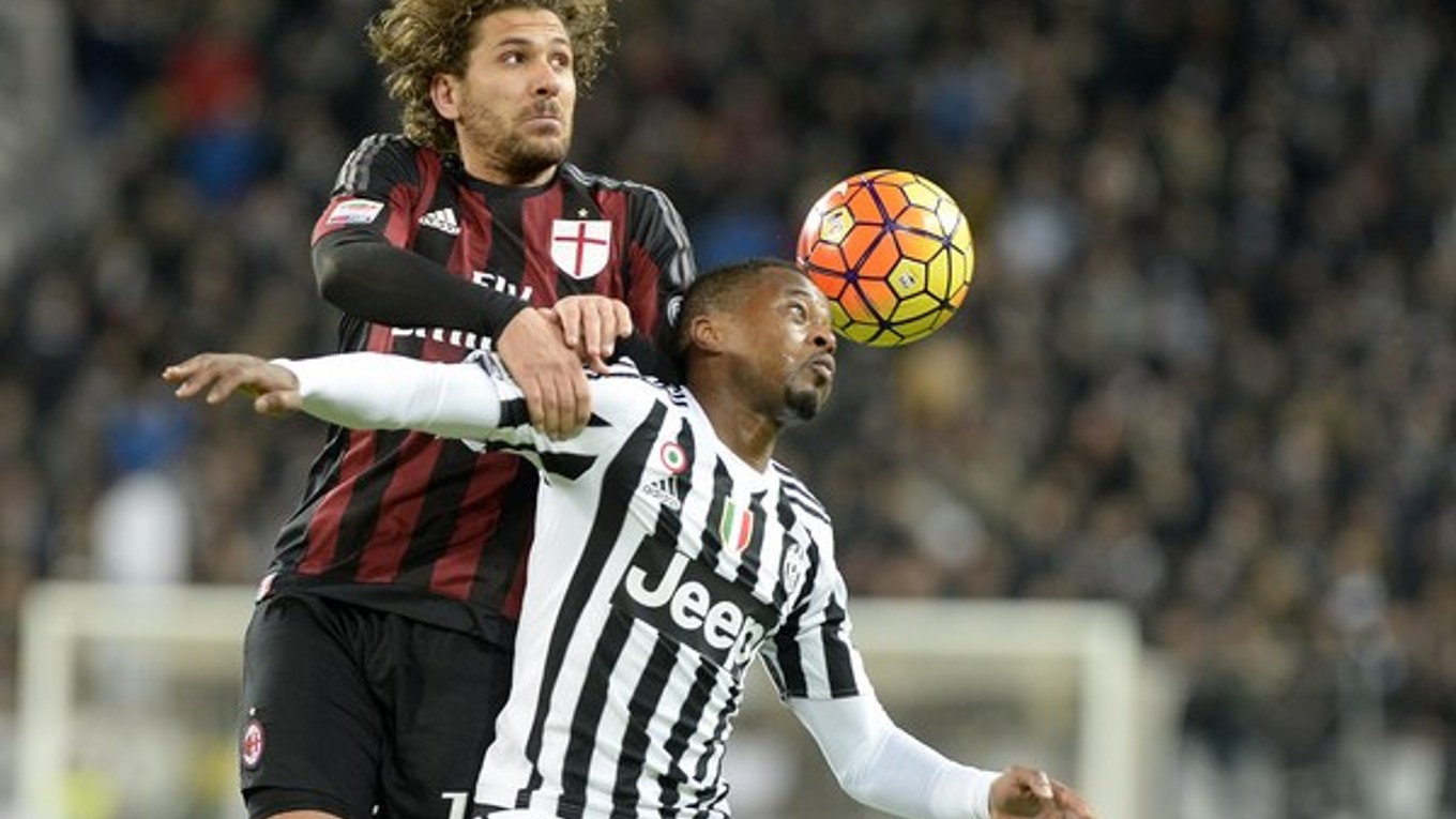 V hlavičkovom súboji bojujú o loptu hráč Juventusu Patrice Evra (vpravo) a Alessio Cerci z AC Miláno.