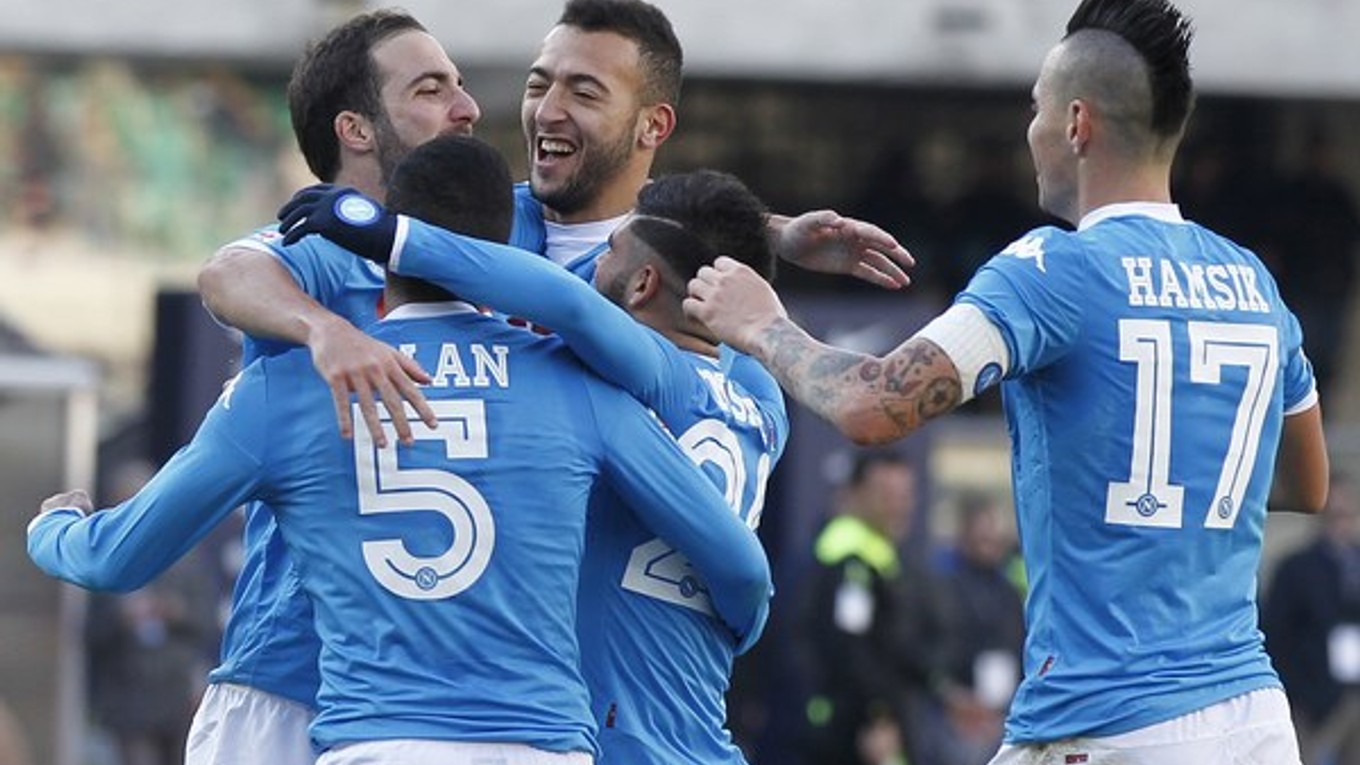 Gonzalo Higuaín (vľavo) oslavuje so spoluhráčmi svoj gól do siete Hellasu Verona.