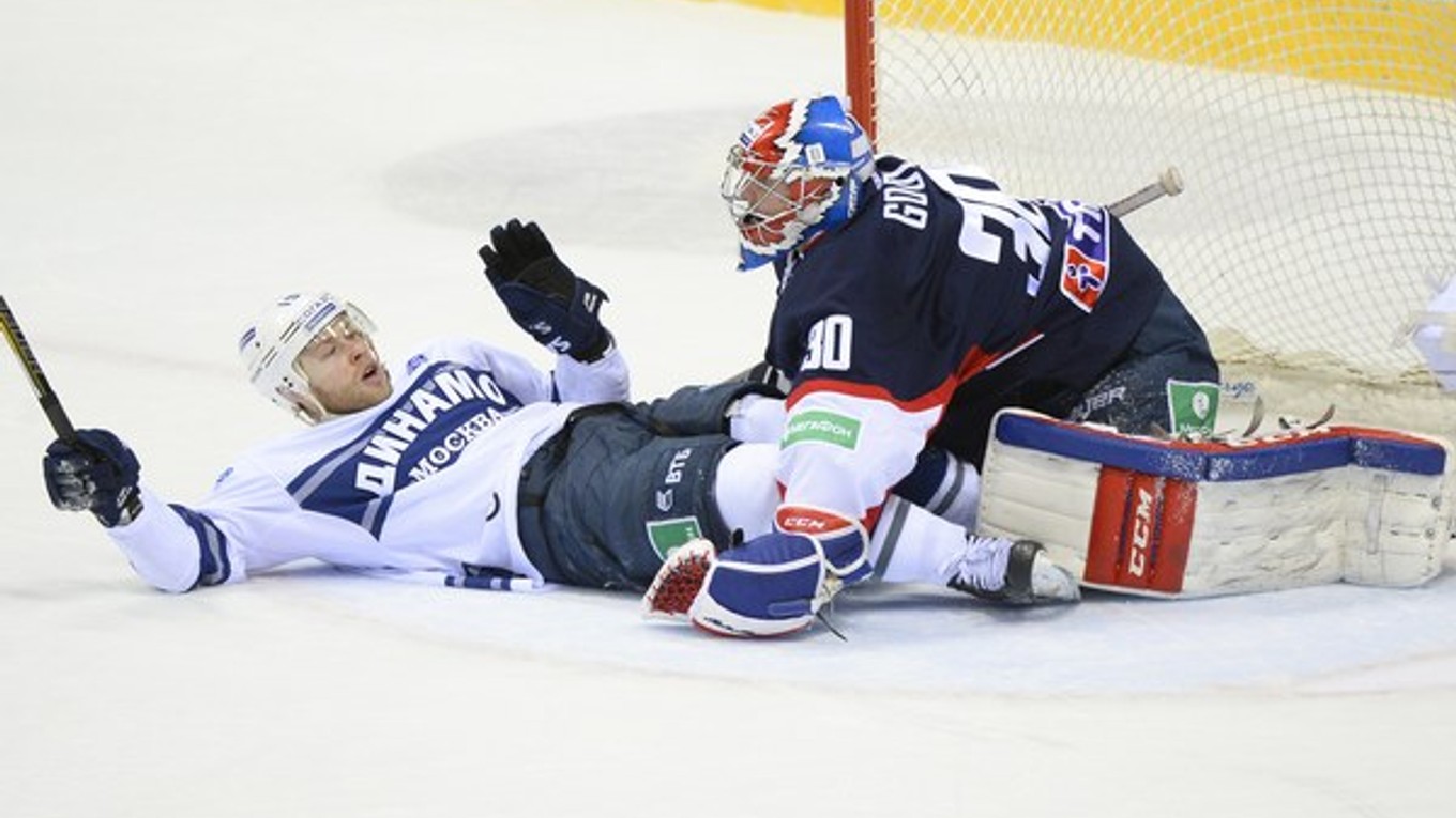 Jeden gól moskovského Dinama strelil aj reprezentant Denis Kokarev (vľavo). Na výhru to však bolo málo.