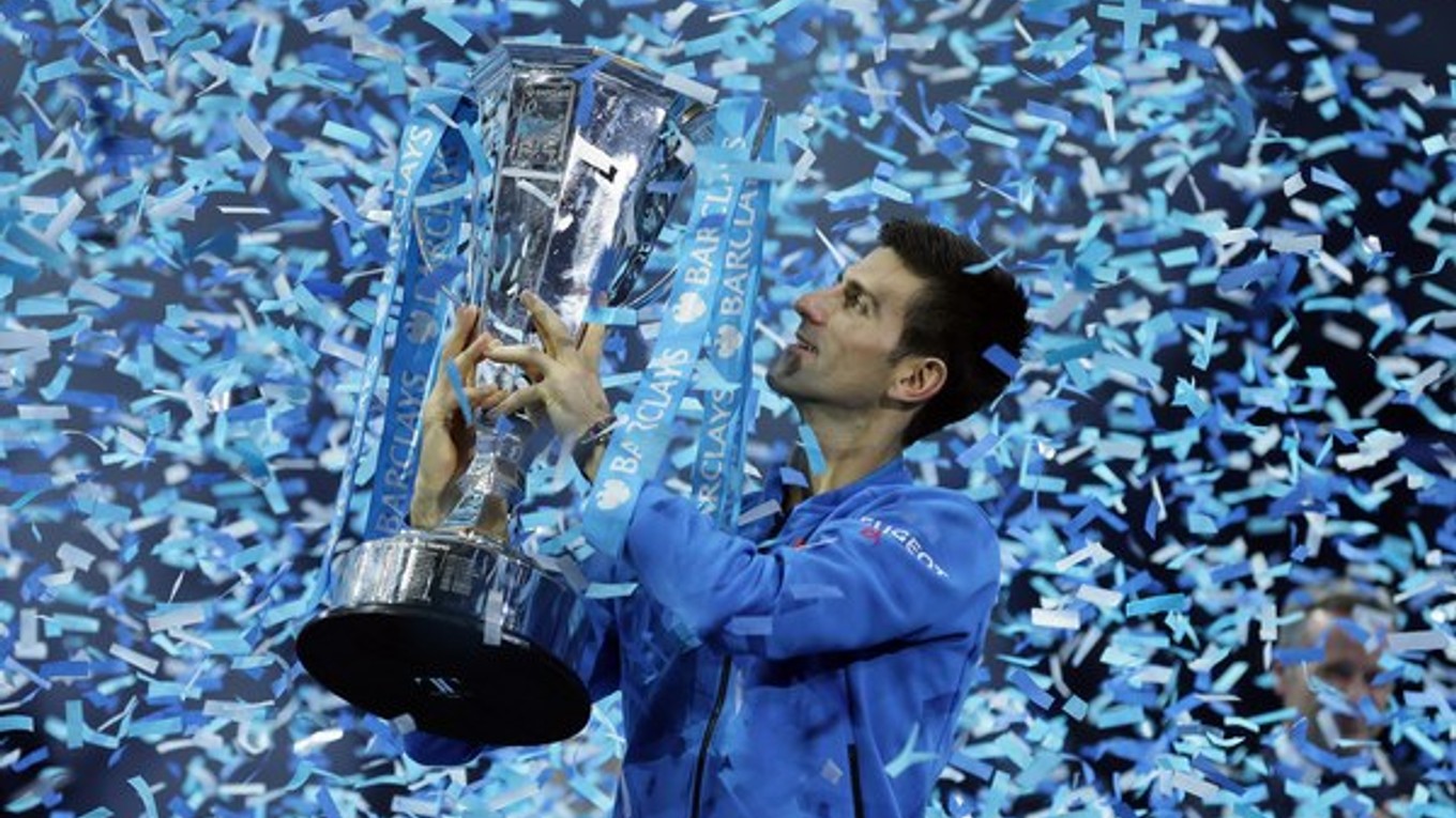 Novak Djokovič síce prehral s Federerom v skupine, no vo finále mu prehru odplatil.
