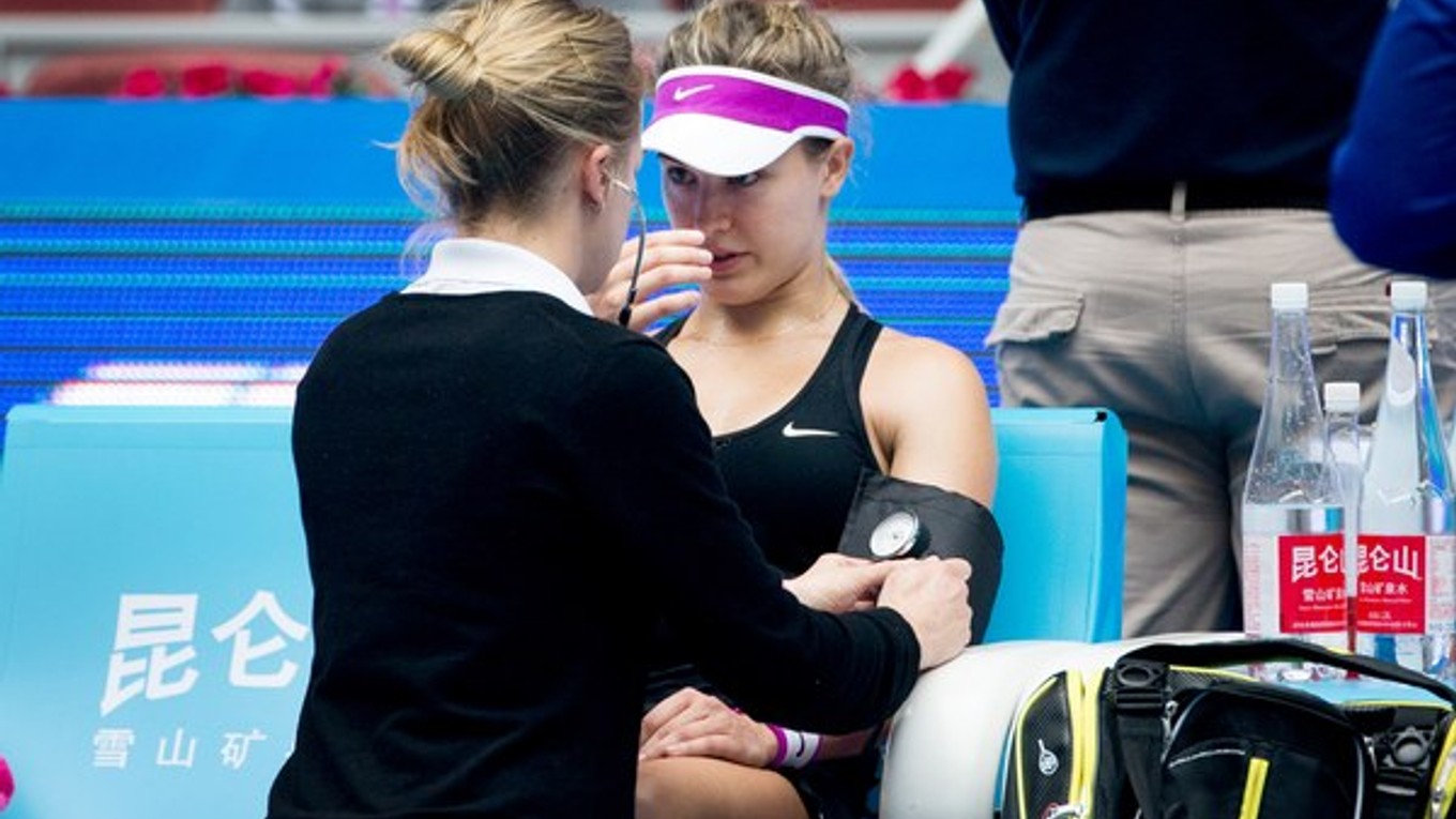 Eugenie Bouchardová nastúpila od zranenia na US Open na jediný zápas. V čínskom Pekingu odstúpila pre nevoľnosť.