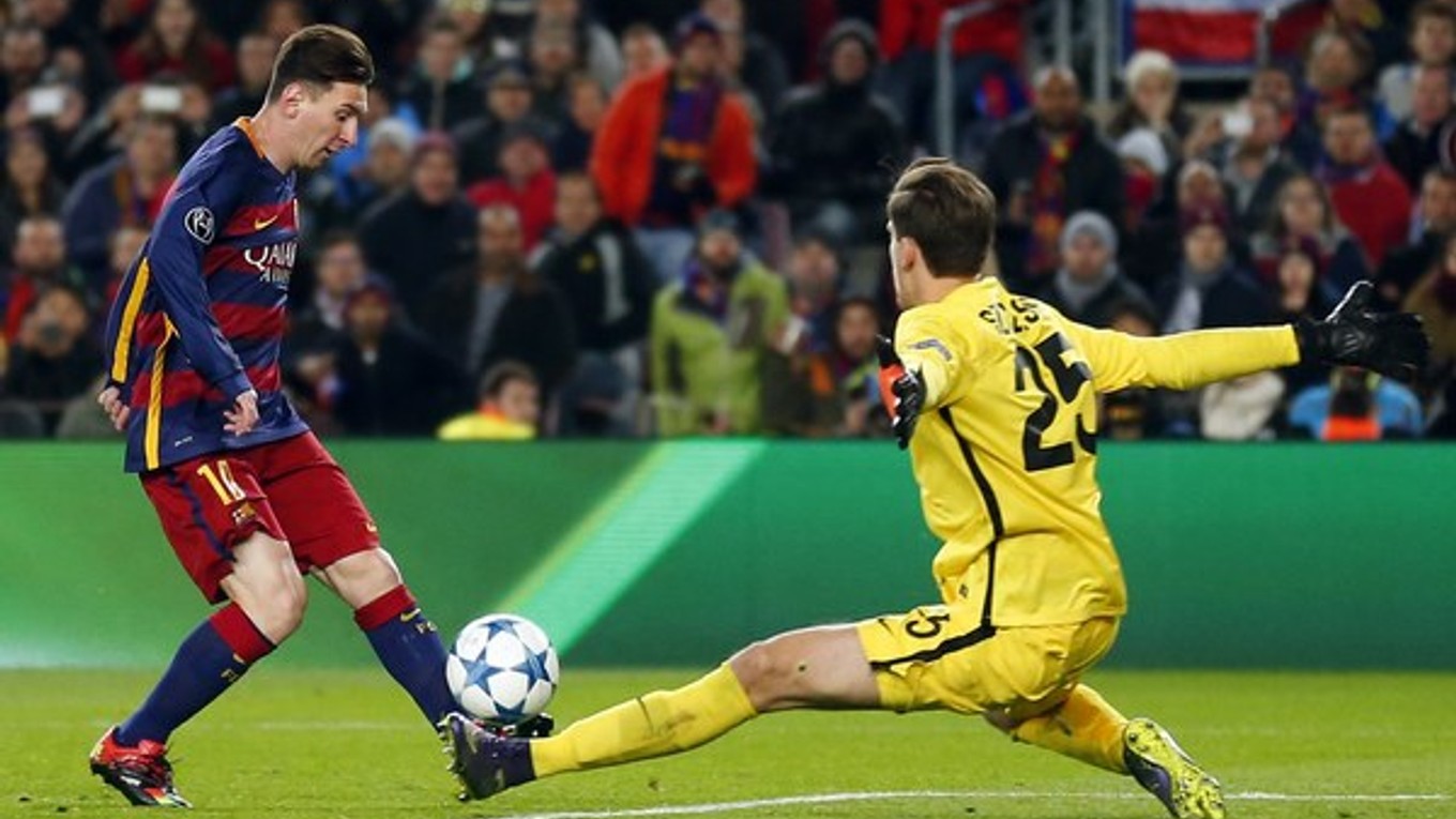 Lionel Messi prekonáva brankára AS Rím Wojciecha Szczesneho.