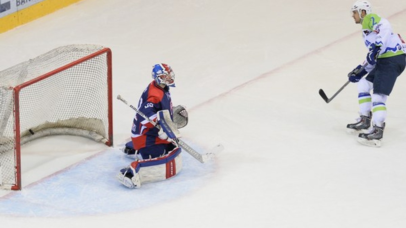 Vo februári 2015 stál v bráne tzv. Olympijského výberu Denis Godla. Na snímke inkasuje gól z hokejky Slovinca Davida Rodmana.
