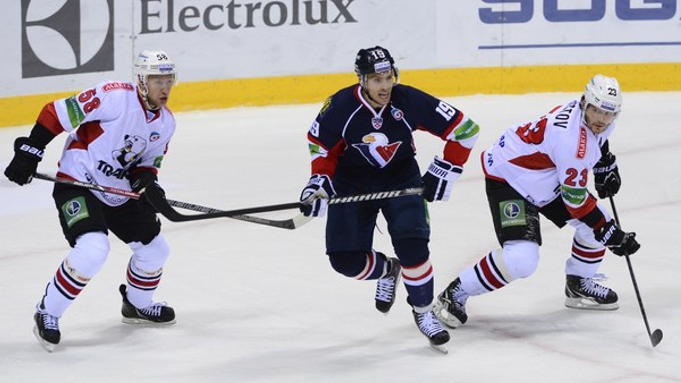 Stanislav Čistov (vpravo) sa v drese Čeľabinsku predstavil aj na ľade Slovana Bratislava.