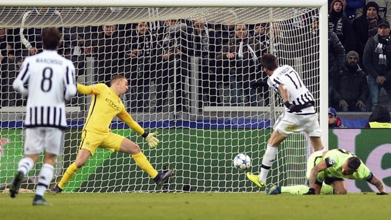 Mario Mandžukič (s číslom 17) strieľa jediný gól zápasu medzi Juventusom Turín a Manchestrom City.