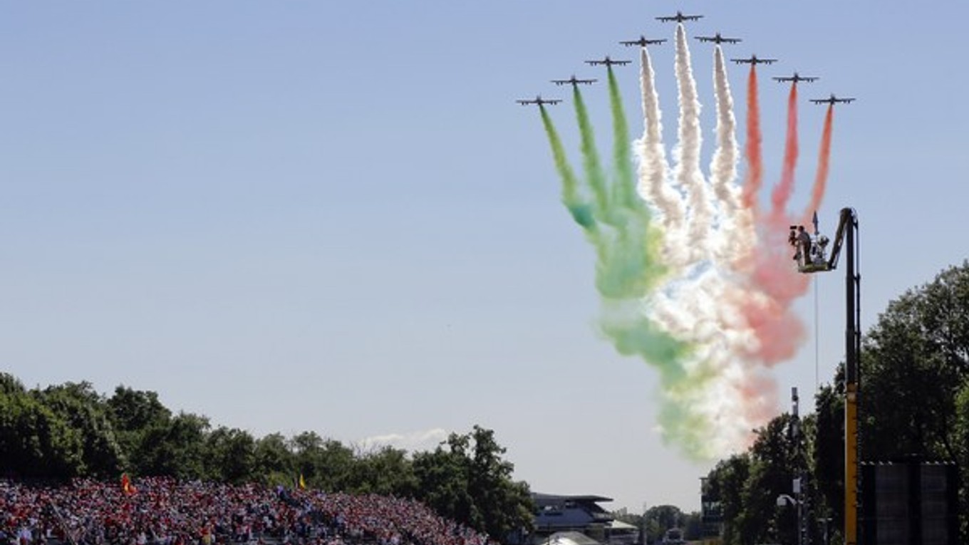 Talianska akrobatická letka Frecce Tricolori letí pred začiatkom Veľkej ceny Talianska na okruhu v Monze 6. septembra 2015.