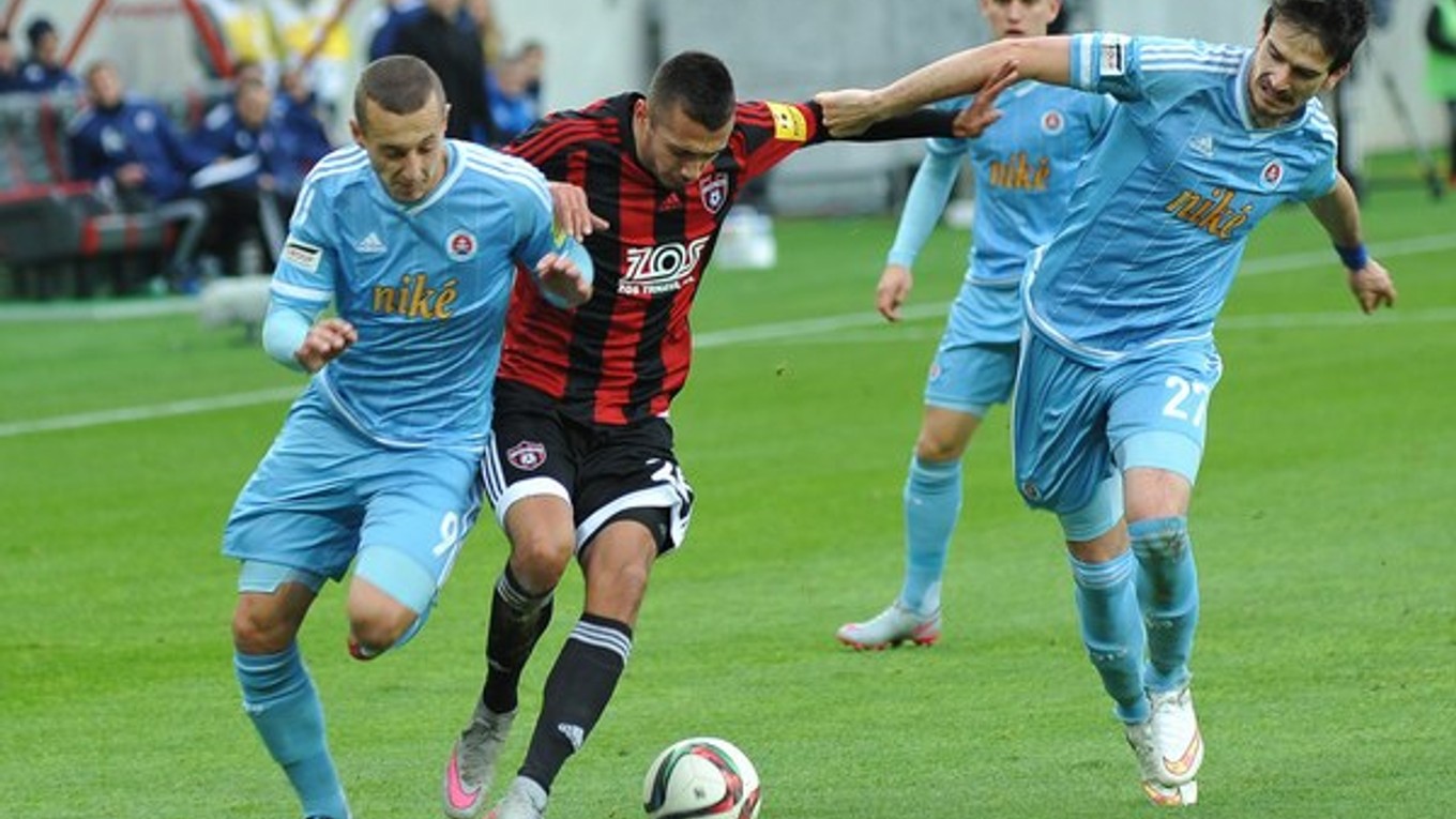 Adam Zreľák (vľavo) nedohral víkendový zápas proti Spartaku Trnava.
