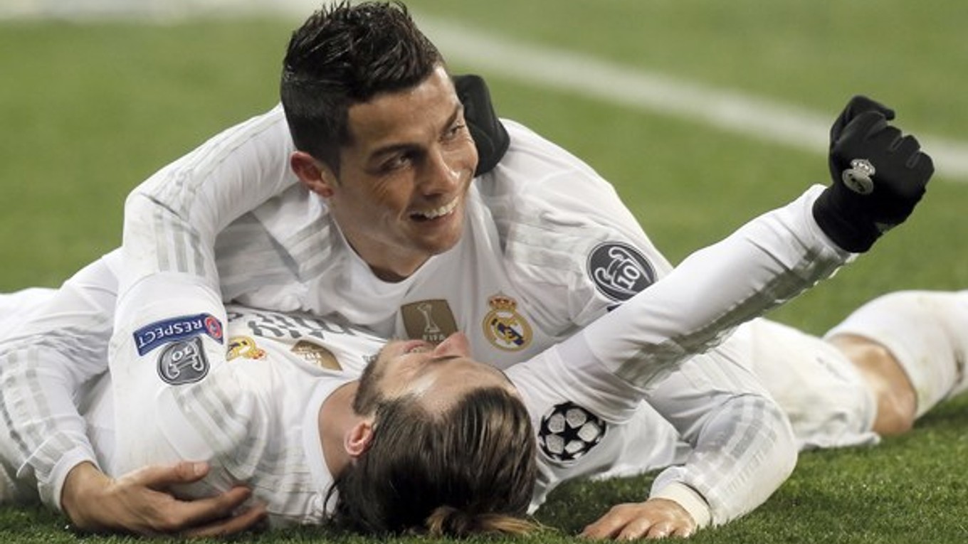 Cristiano Ronaldo oslavuje jeden zo svojich gólov do siete Šachtaru Doneck so spoluhráčom Garethom Baleom.