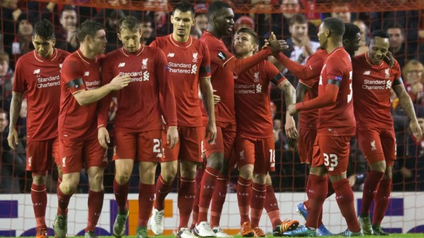 Futbalisti FC Liverpool oslavujú gól Christiana Bentekeho do siete Girondins Bordeaux.