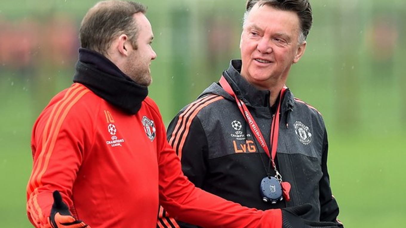 Tréner Manchestru United Louis van Gaal v debate s útočníkom Waynom Rooneym.