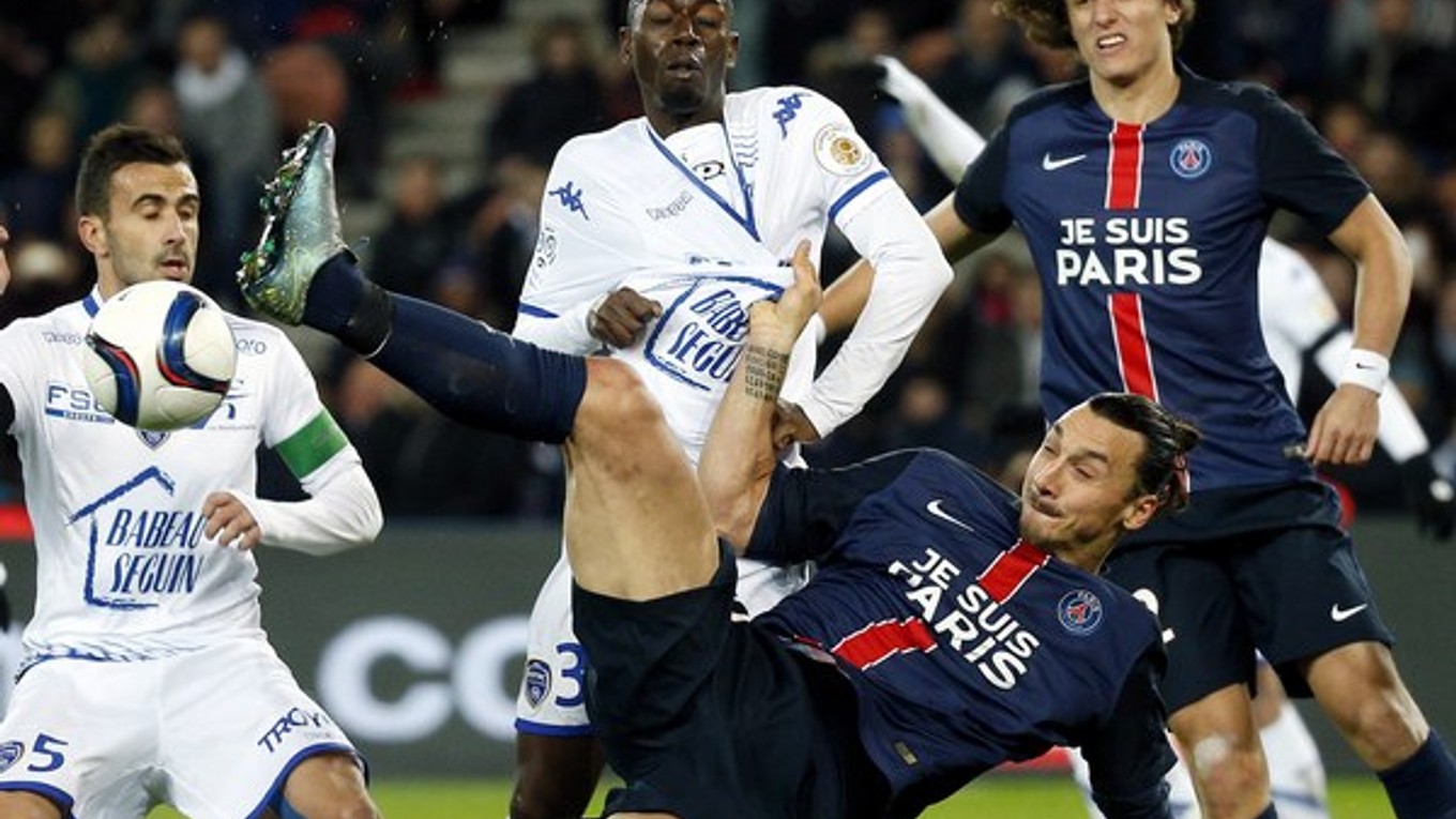 Parížske hviezdy Zlatan Ibrahimovič a David Luiz v súboji s hráčmi Troyes.
