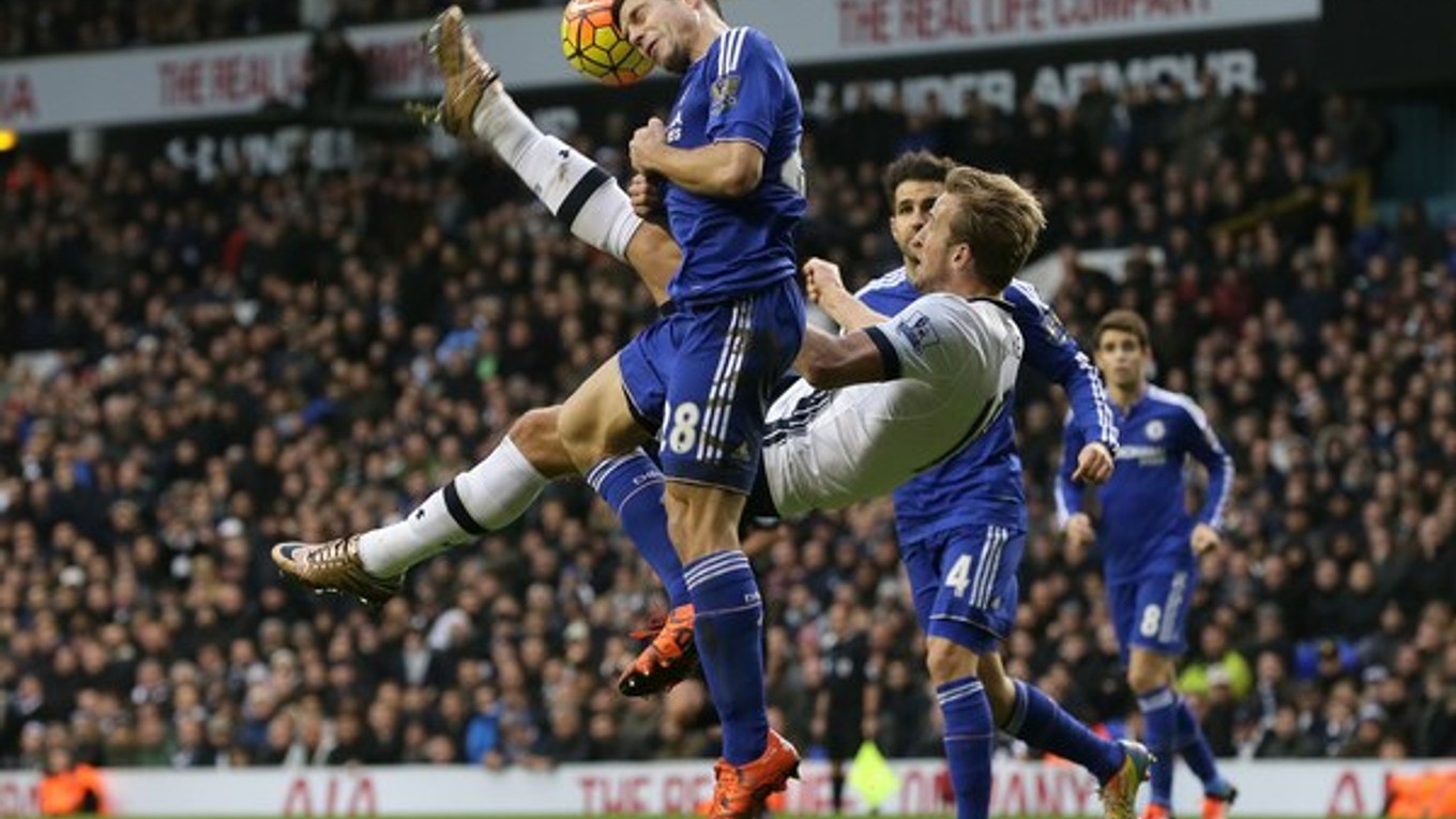 Cesar Azpilicueta z Chelsea (v popredí) hlavičkuje pred útočníkom Tottenhamu Harrym Kaneom.
