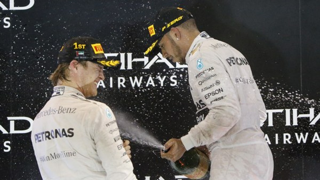 Nico Rosberg (vľavo) a Lewis Hamilton.