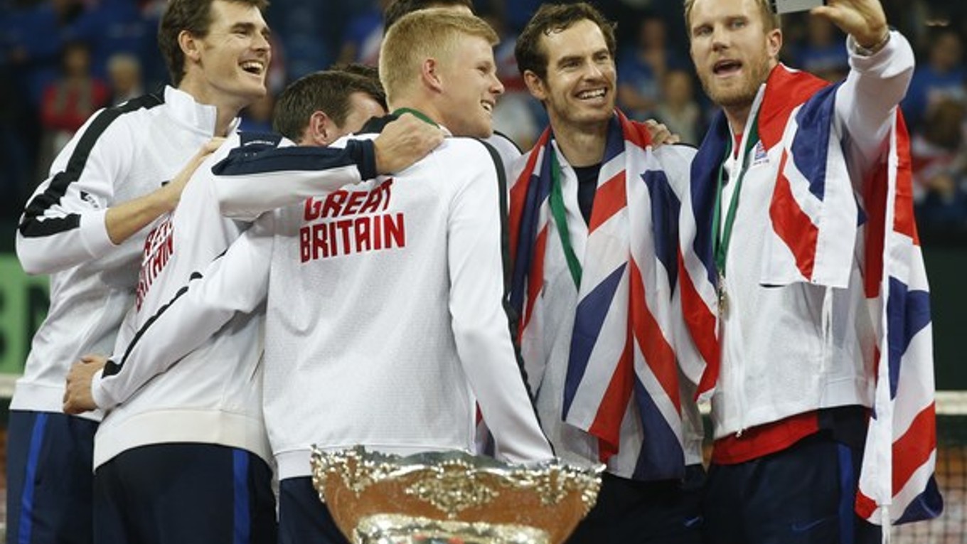Britskí tenisti po zisku Davisovho pohára, Andy Murray druhý sprava.