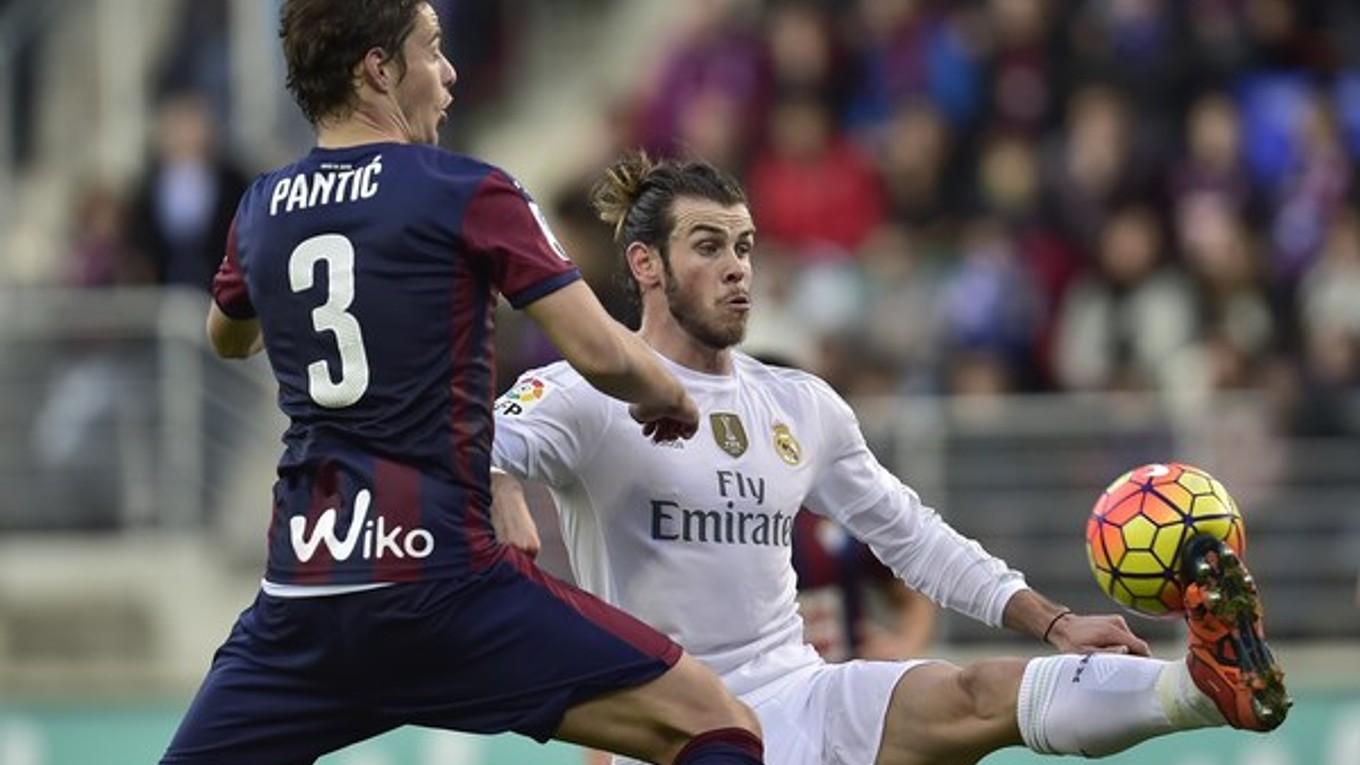 Gareth Bale (vpravo) v súboji s Aleksandarom Pantičom z Eibaru.