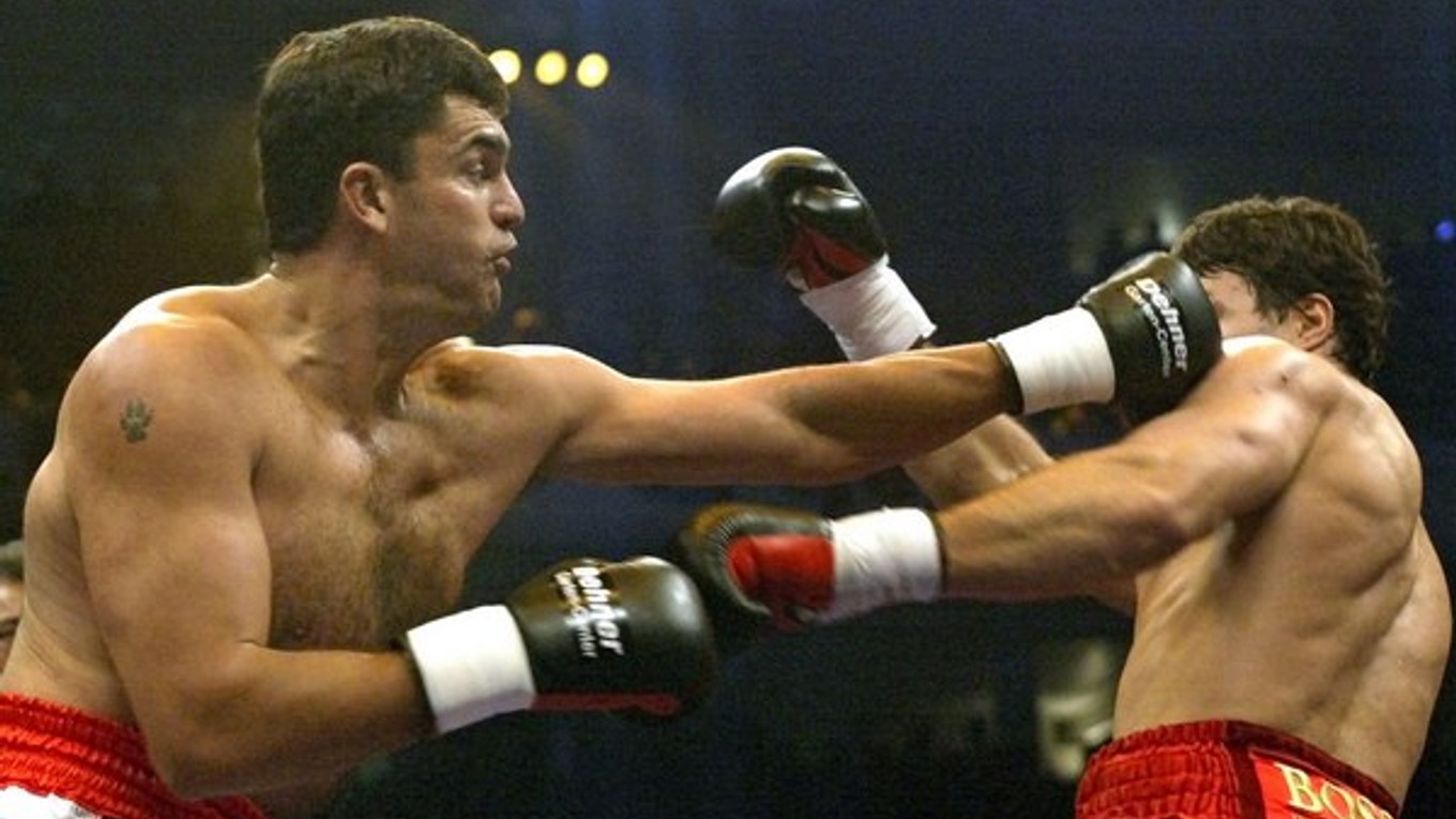 Jednu z najtvrdších prehier utrpel Vladimir Kličko v marci 2003 s dueli s Corriem Sandersom (vľavo).