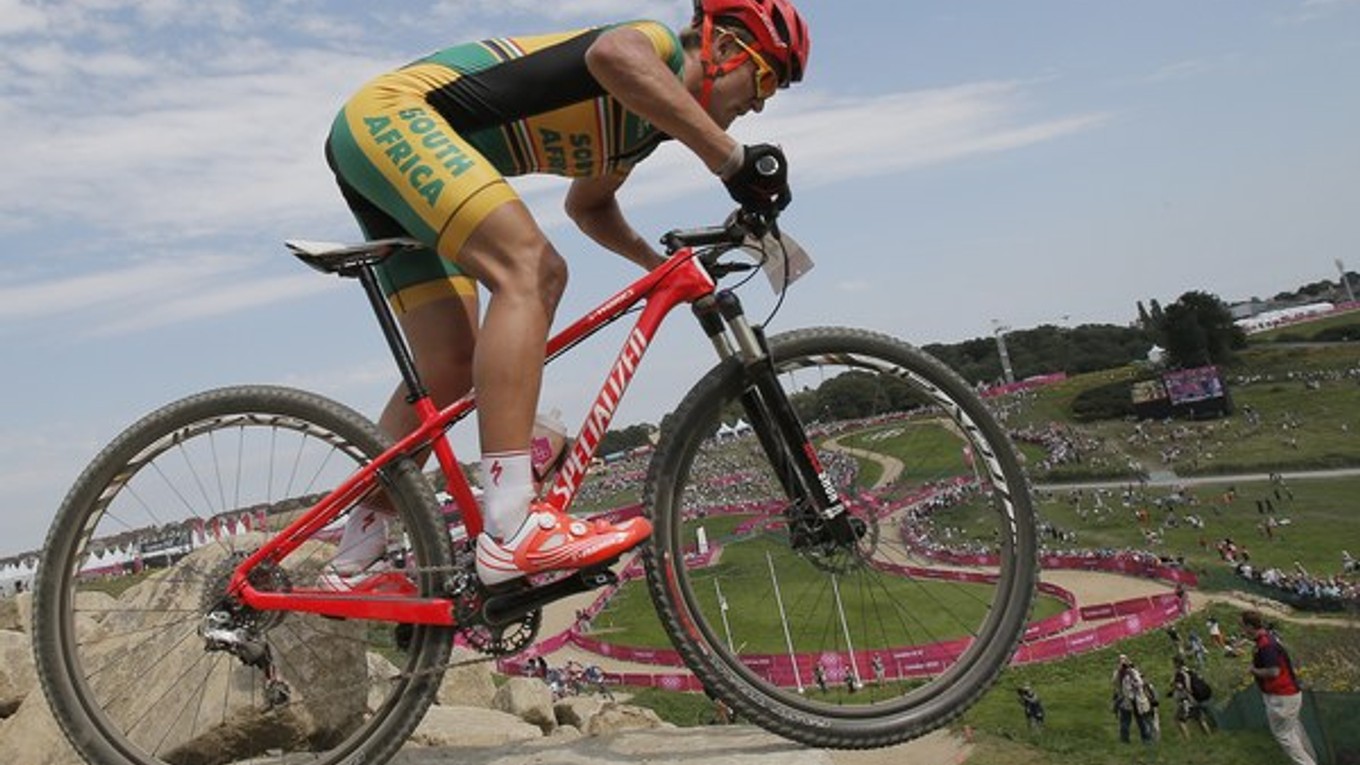 Juhoafrický horský cyklista Burry Stander počas svojej jazdy na olympiáde v Londýne. Pod piatimi kruhmi vybojoval Stander pekné 5. miesto. Bohužiaľ, o pol roka neskôr už nebol medzi živými.