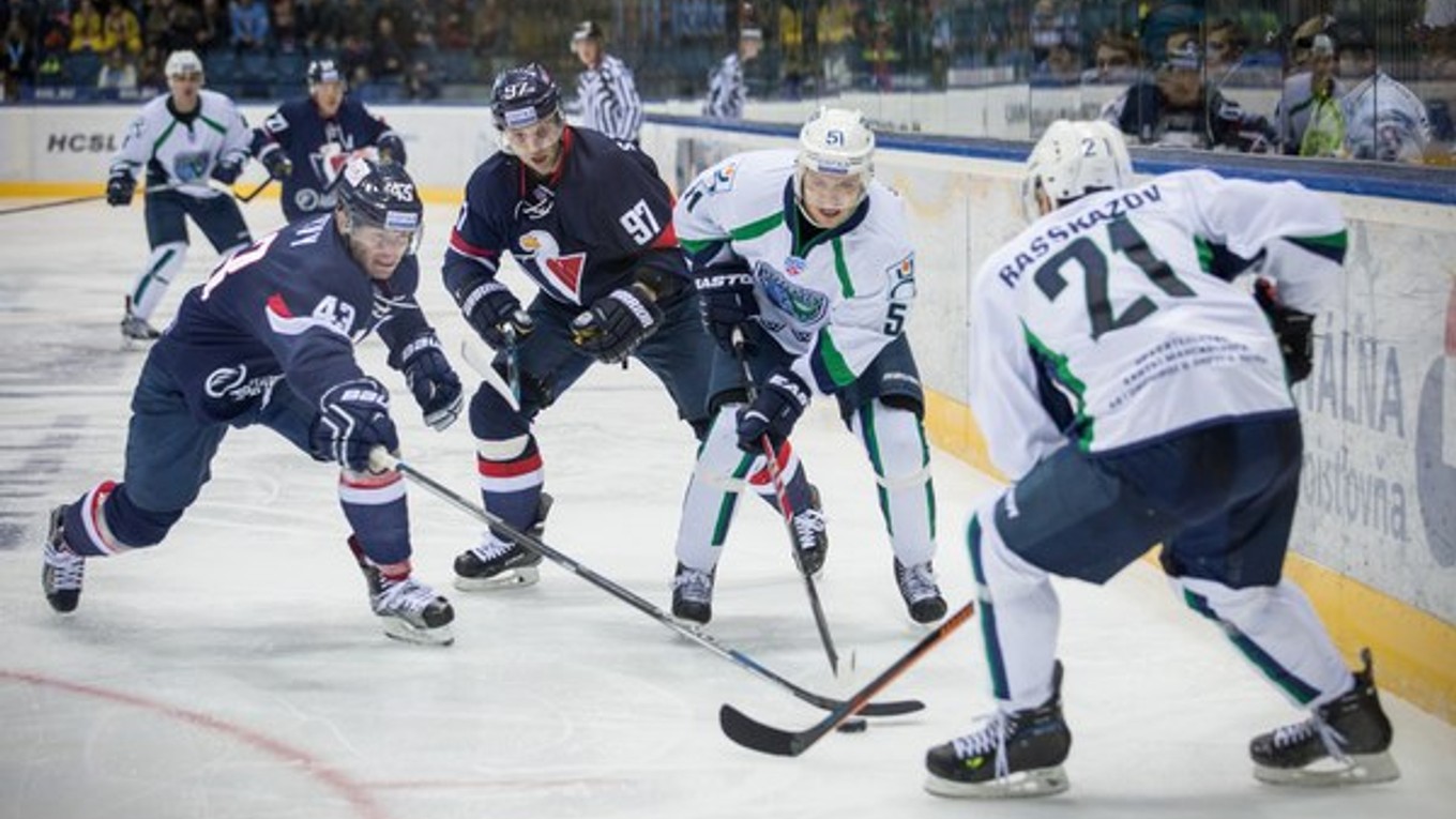Hokejisti Jugry Chanty-Mansijsk (v bielom) sa budú musieť v najbližších zápasoch zaobísť bez svojho spoluhráča.