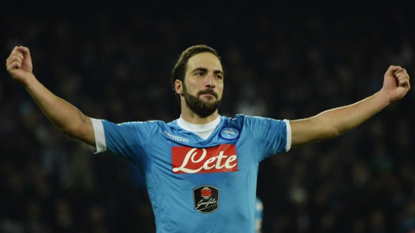 Hviezdou Neapola bol Gonzalo Higuain, ktorý strelil oba góly svojho tímu.