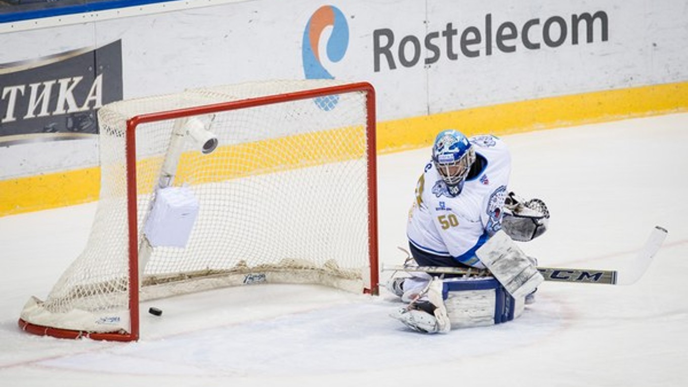 Laco nedokázal kryť len jeden puk z hokejky Fína Hietanena.