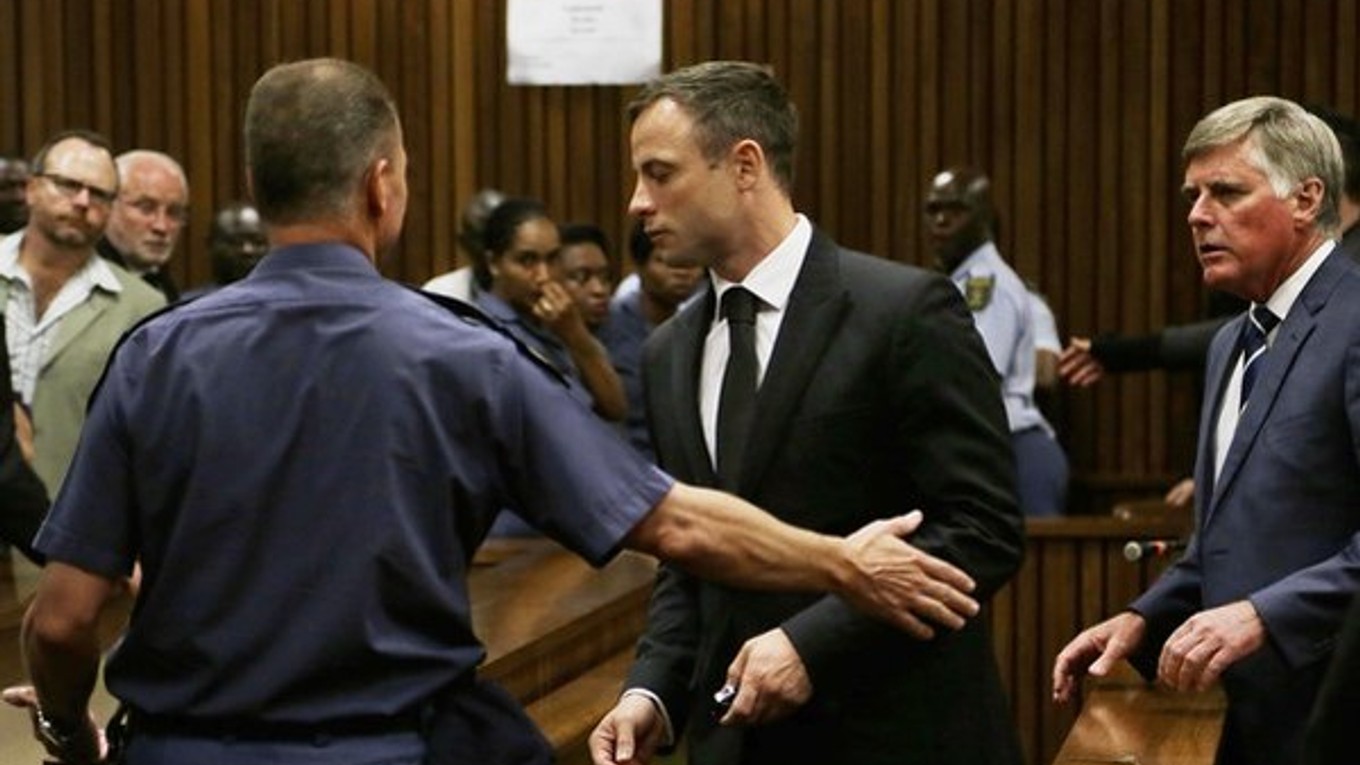 Oscar Pistorius (v strede) dostal za zabitie svojej priateľky trest na päť rokov odňatia slobody.