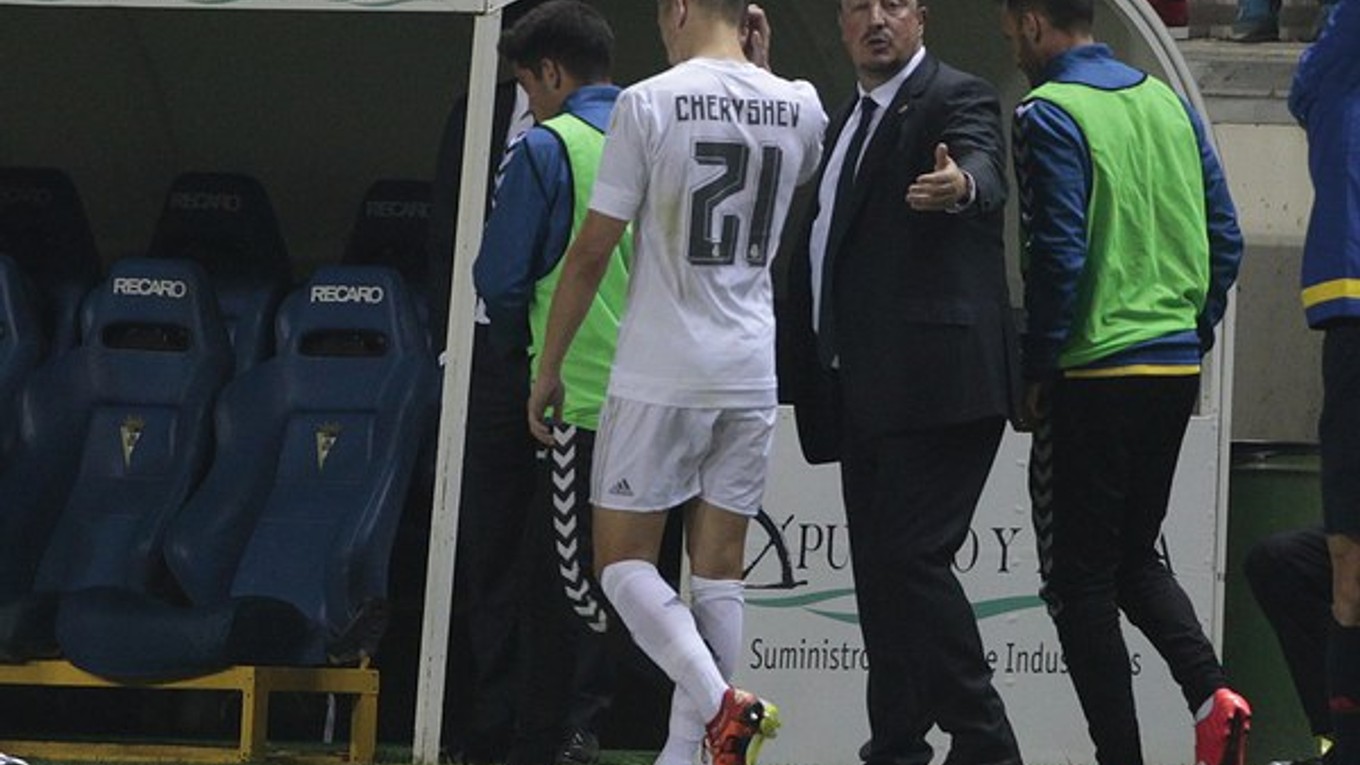 Tréner Rafael Benítez Denisa Čeryševa cez prestávku z ihriska stiahol. Neskoro.