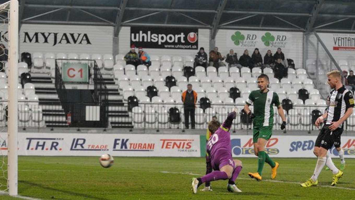 Brankár Skalice Andrej Fišan inkasuje jeden z troch gólov v zápase na ihrisku Myjavy.