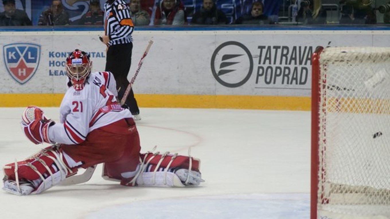 Brankár Avtomobilistu Jekaterinburg Jakub Kovář podal kvalitný výkon. Napokon inkasoval dva góly a jeho tím prehral.