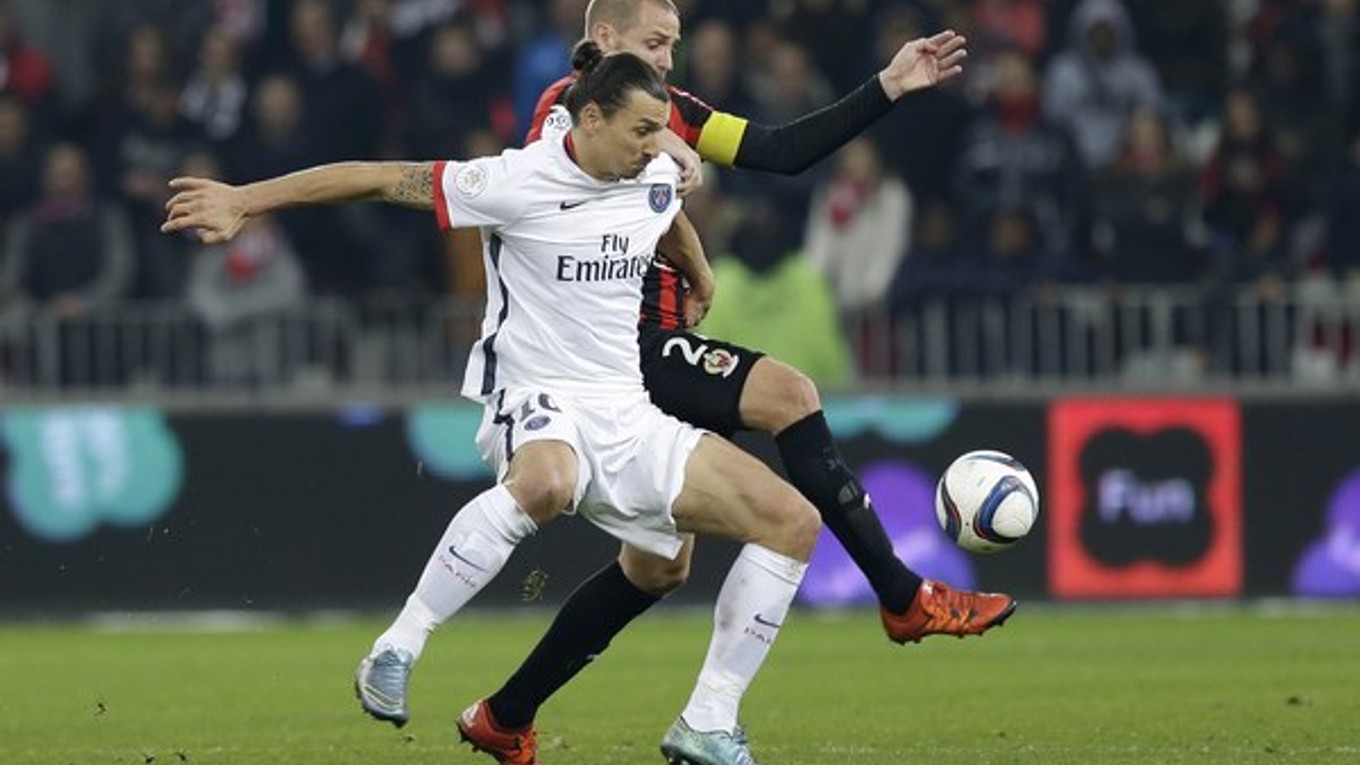 Zlatan Ibrahimovič (v bielom) sa opäť výraznou mierou podpísal pod víťazstvo PSG.