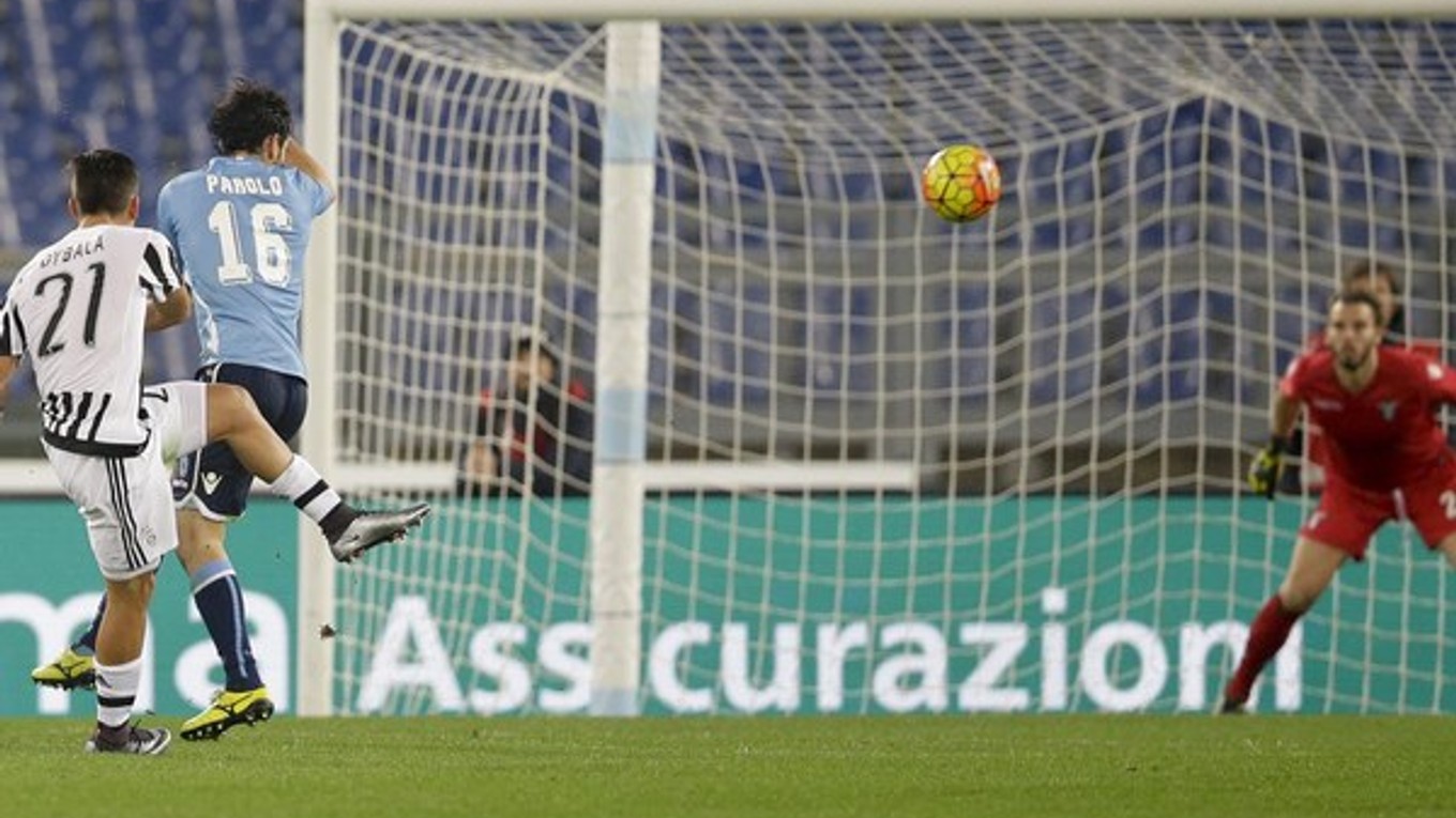 Hráč Juventusu Turín Paulo Dybala (vľavo) strieľa druhý gól do siete Lazia Rím.